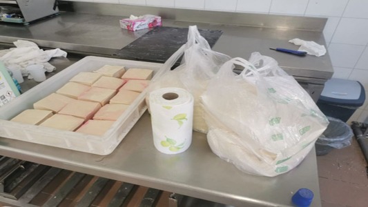 Monza – Producevano pasta alimentare  senza autorizzazioni in locali sporchi e maleodoranti. La Polizia locale chiude l’attività